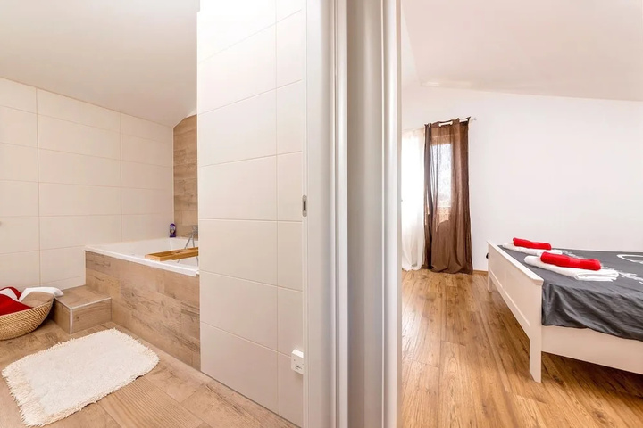 Room 9 of 20
