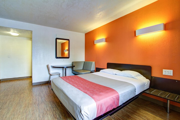 1 King Bed (3 of 12)