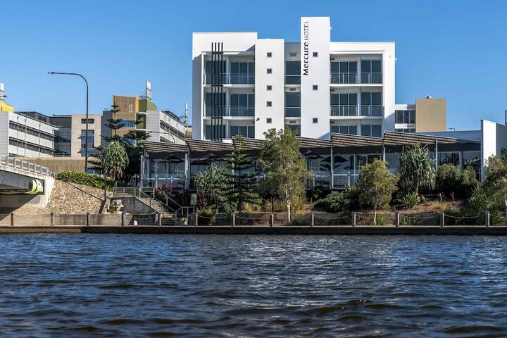 Exterior of Mercure Sunshine Coast Kawana Waters