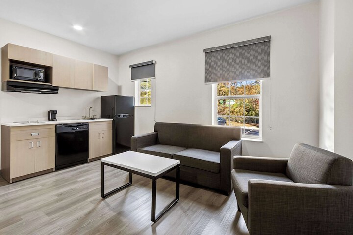 3 Queen Beds Efficiency Accessible (2 of 10)