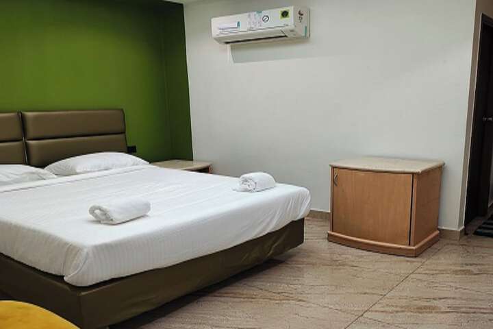 Room 6 of 13