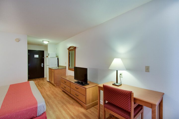 1 King Bed (6 of 19)