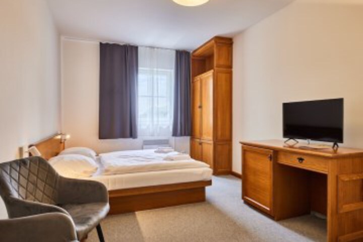 Room 8 of 74
