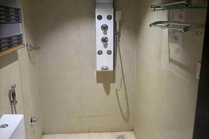 Room 12 of 18