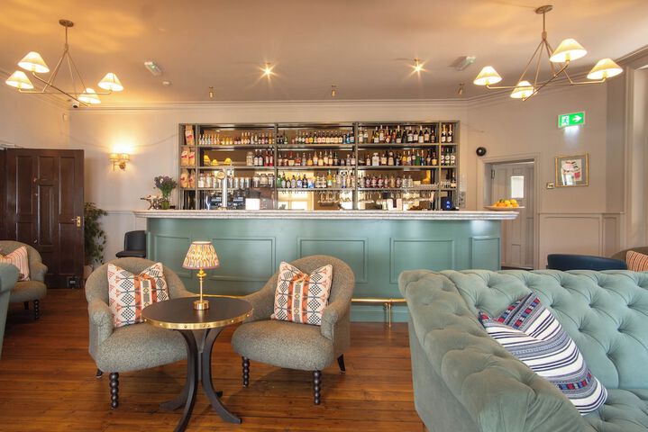 Lounge 44 of 61