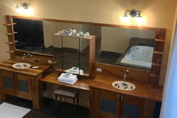 Room 4 of 6