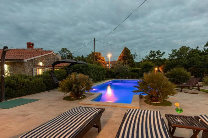 Pool 11 of 20
