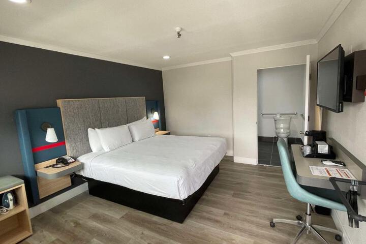 1 King Bed Microwave and Refrigerator Full Breakfast (11 of 23)