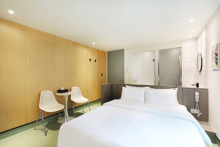 Room 16 of 40