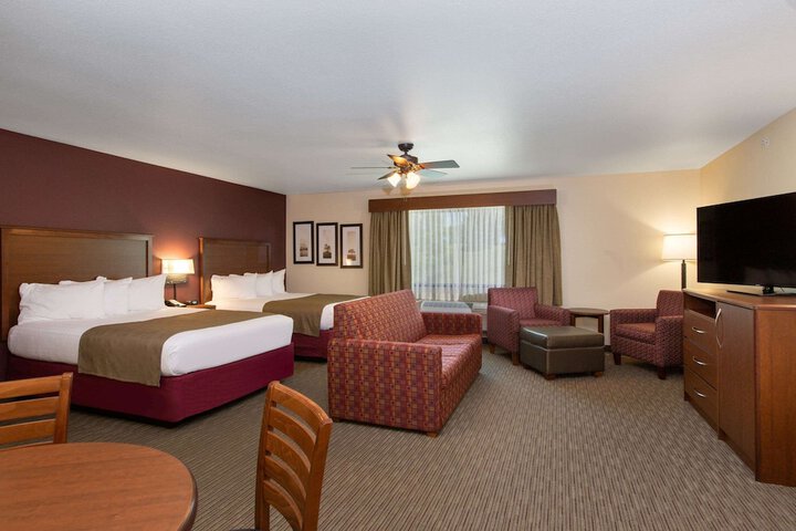 2 Queen Beds Mobility Accessible (1 of 9)