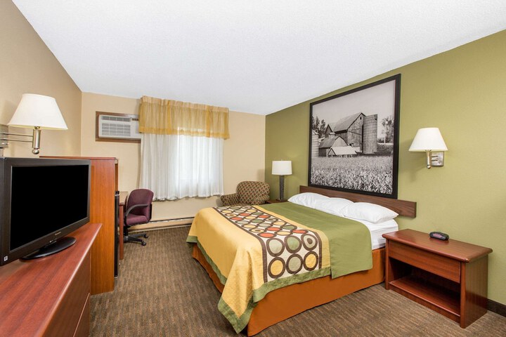 1 Queen Bed (3 of 12)