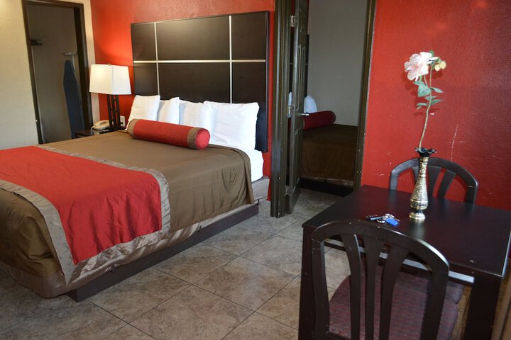 1 Queen Bed (10 of 23)