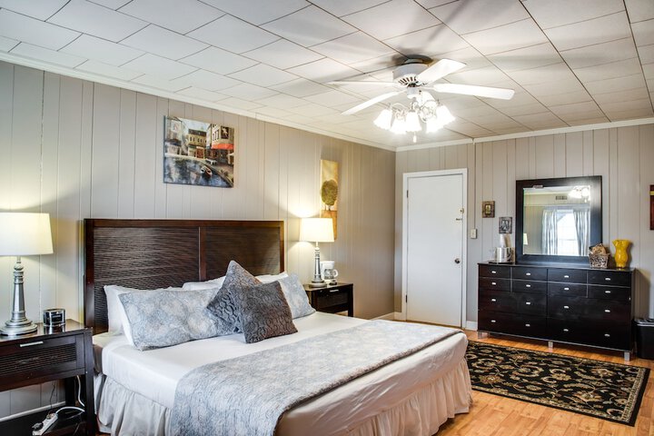 Room 81 of 243
