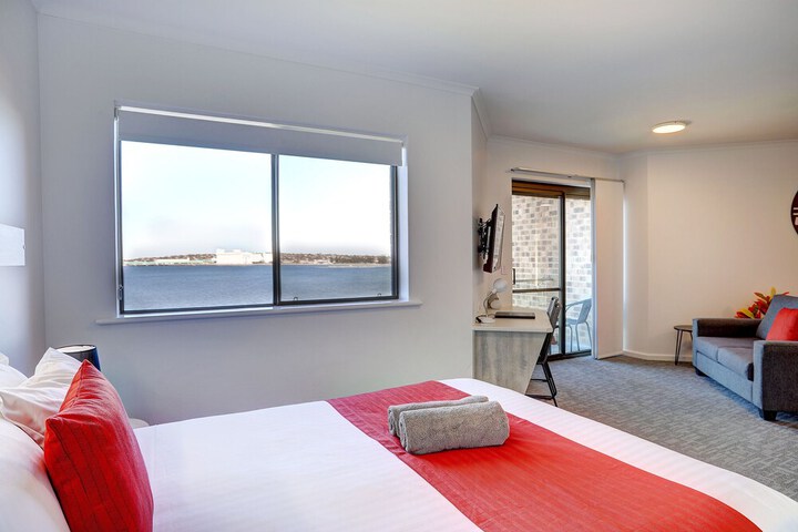 Room 8 of 80