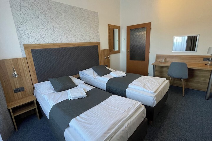 Room 8 of 28