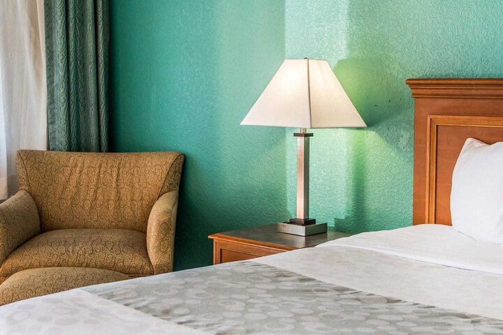 1 King Bed (2 of 13)