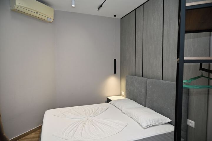 Room 9 of 34