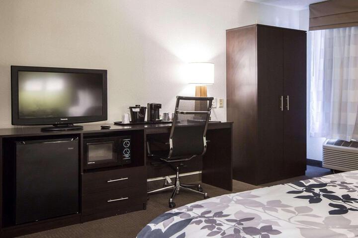 1 King Bed (2 of 7)