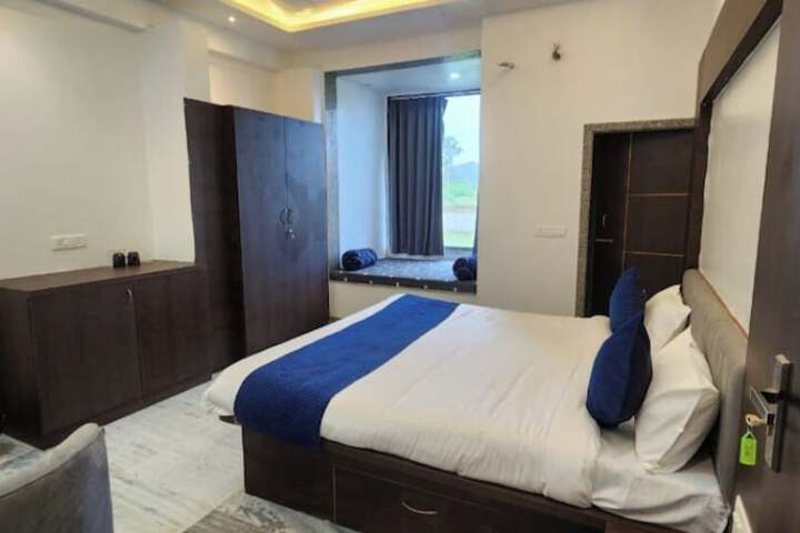 Room 4 of 13
