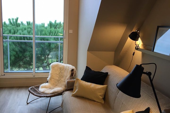 Lounge 23 of 59
