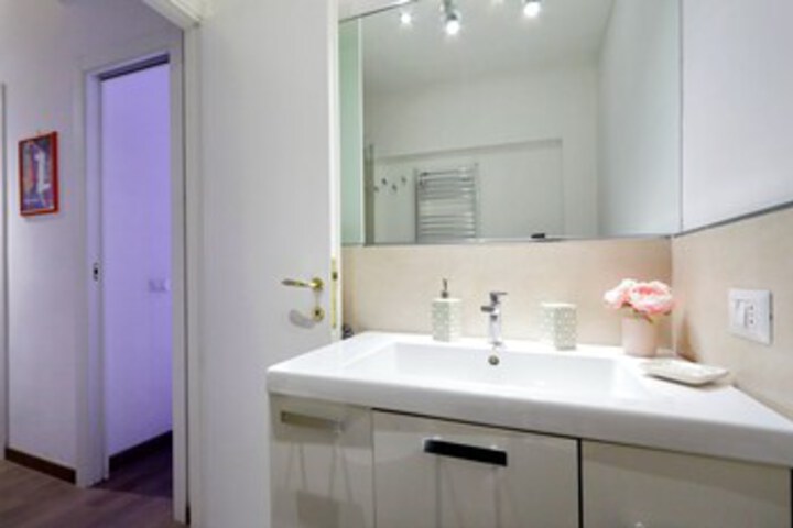 Room 5 of 32