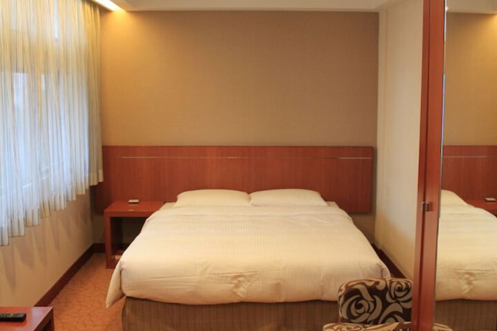 Room 4 of 40