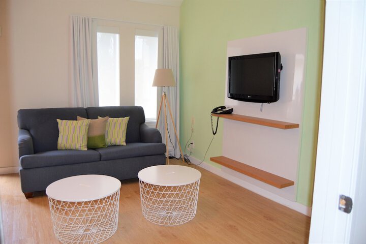 Studio Accessible King Size Bed (6 of 15)