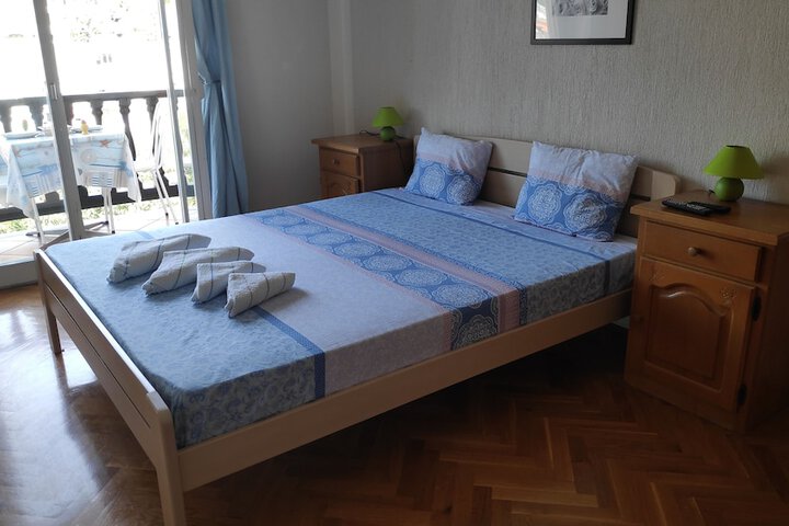 Room 2 of 35