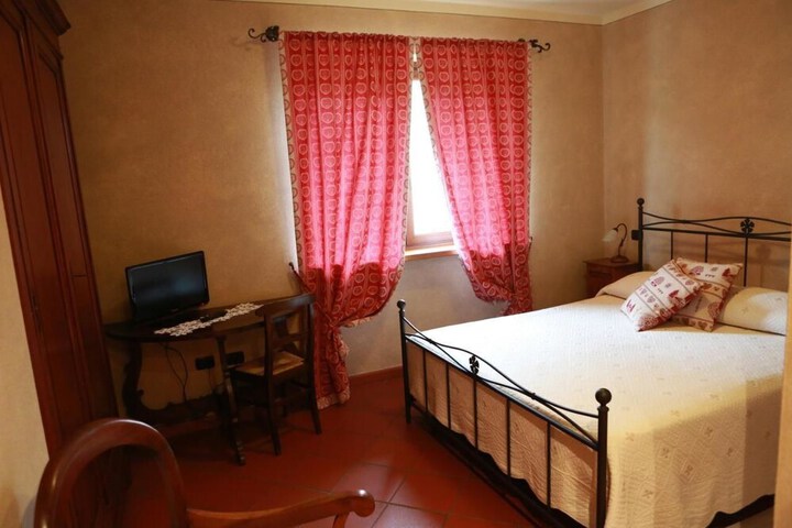 Room 4 of 33