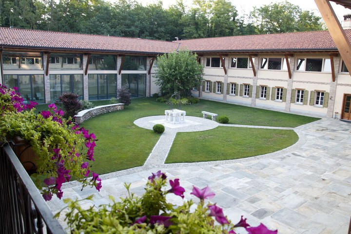 Hotel Exterior 45 of 52
