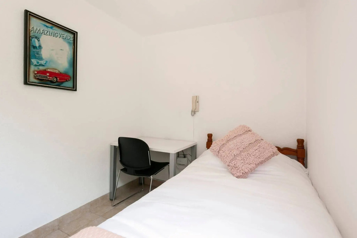 Room 2 of 10