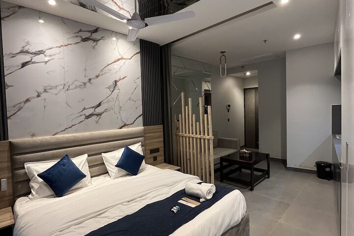 Room 4 of 11