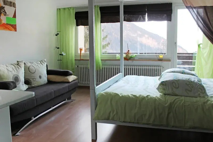 Room 4 of 9