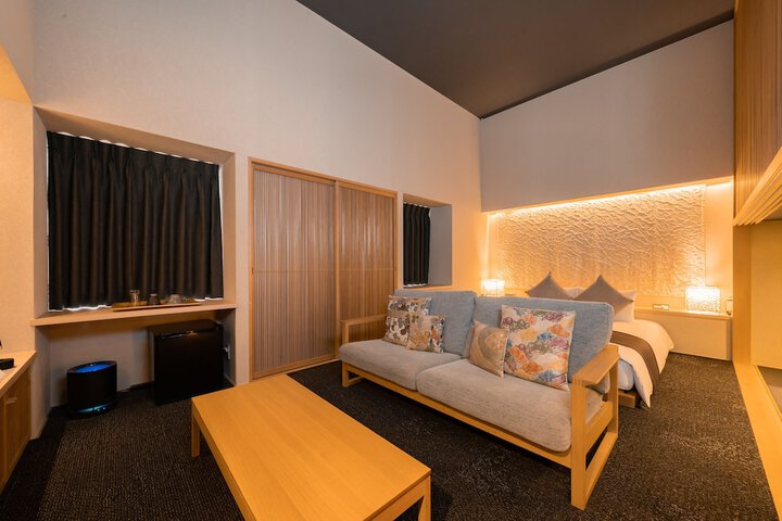 Room 3 of 93