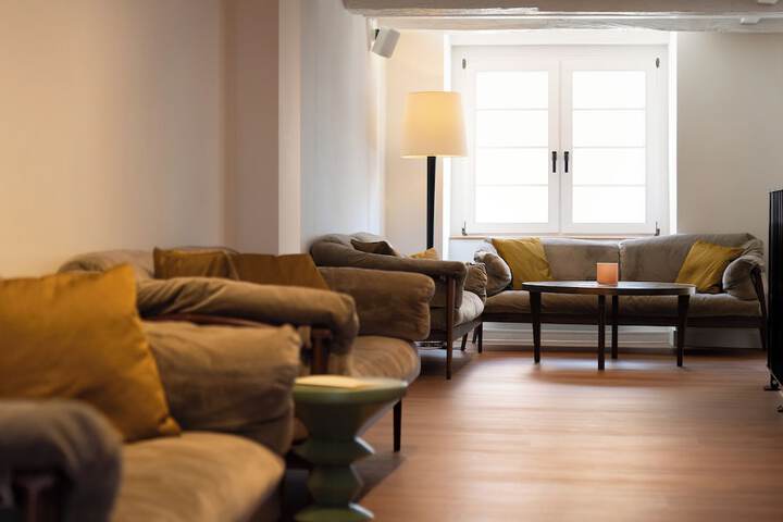 Lounge 48 of 62
