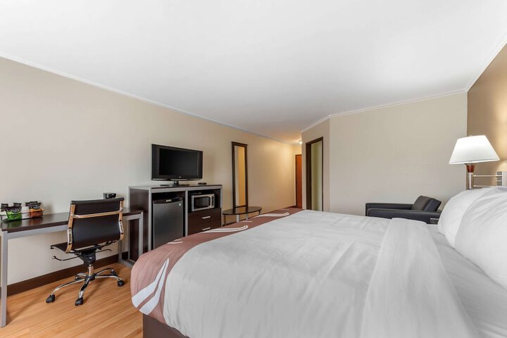 1 King Bed Accessible (7 of 17)