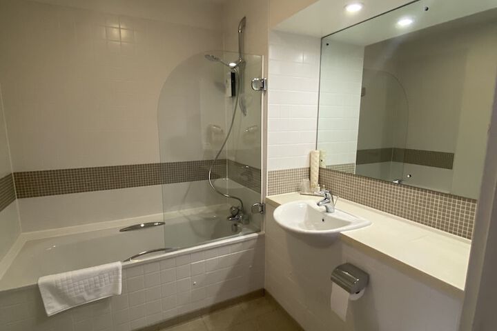 Room 8 of 27
