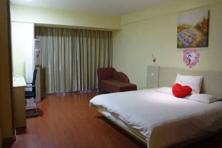 Room 6 of 9