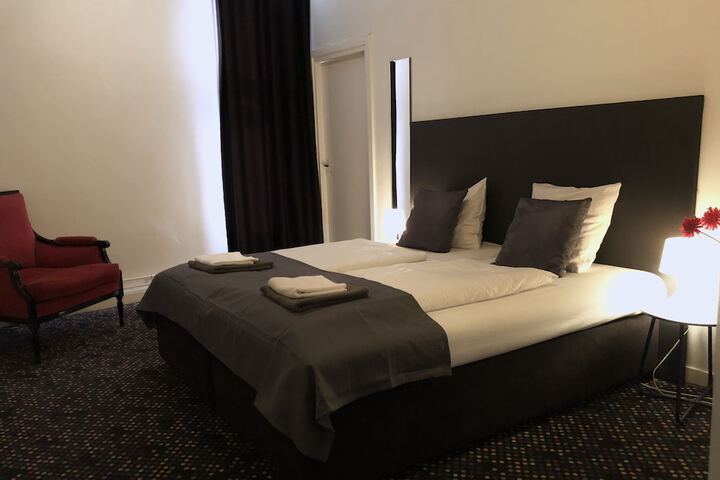 Room 4 of 8