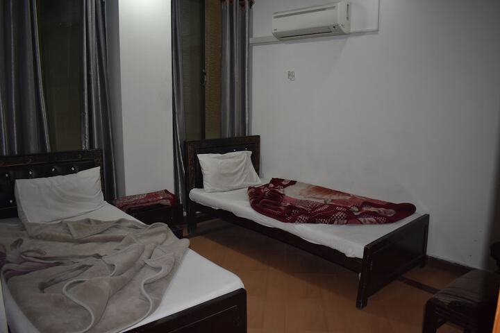Room 4 of 8