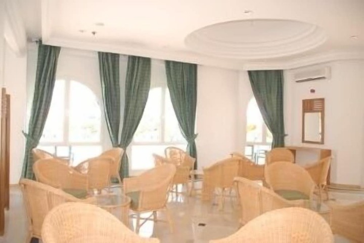 Lounge 15 of 35