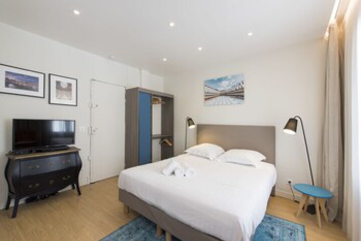 Room 8 of 12