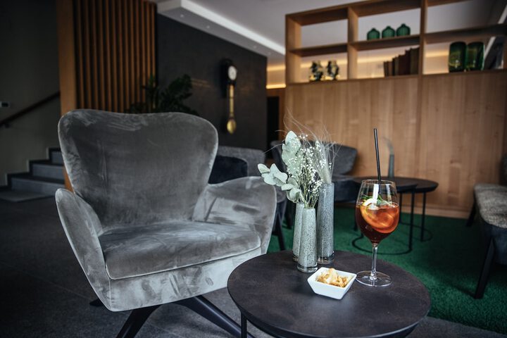 Lounge 48 of 51