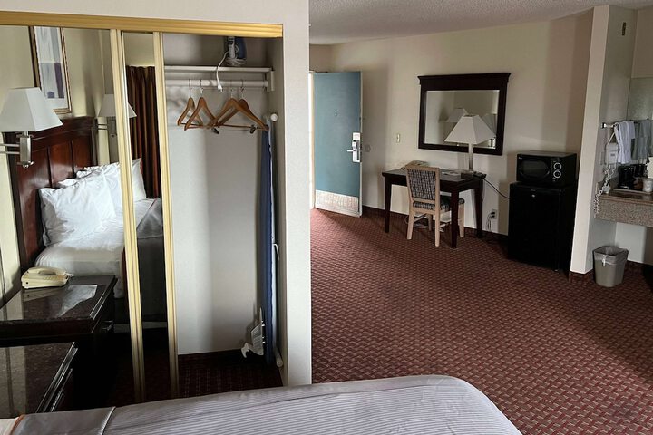 1 King Bed (3 of 18)