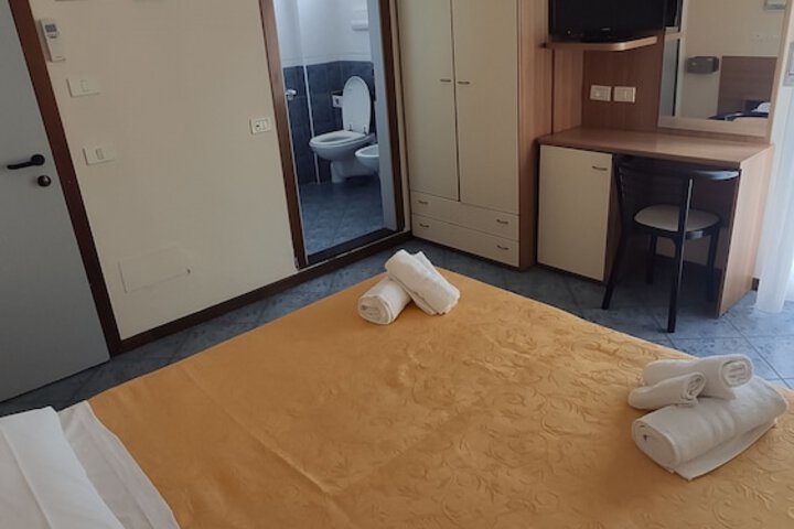 Room 16 of 34