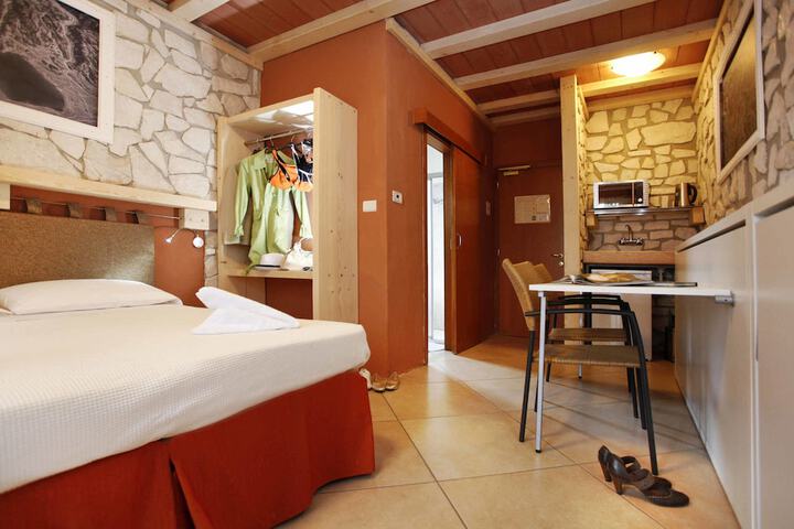Room 3 of 40