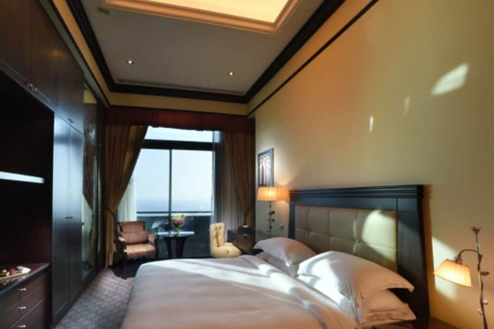 Room 16 of 90