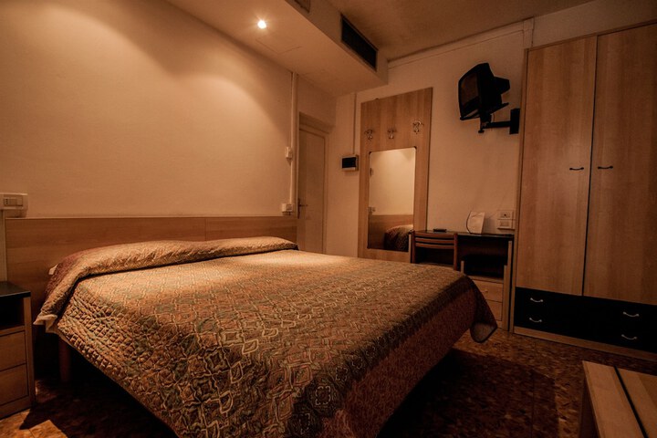 Room 4 of 13