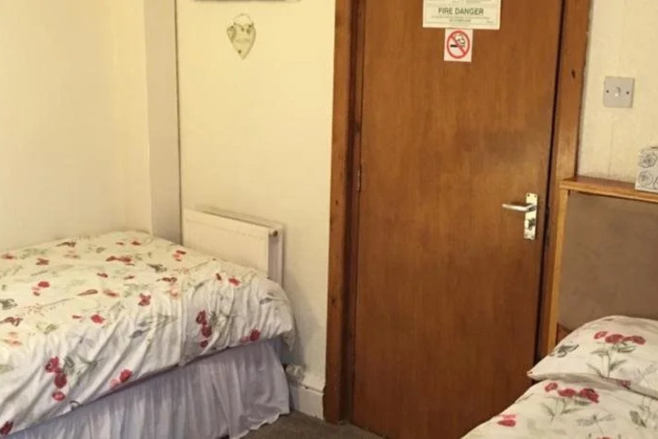 Room 7 of 12
