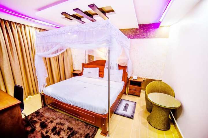 Room 10 of 18